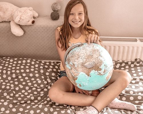dziewczynka i globus - trzyma świat w dłoniach 